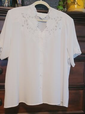 Women’s White Appliqued  Button-Front Shirt
